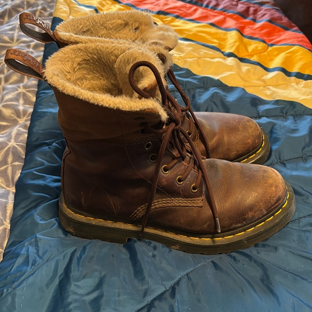 Dr Martens shearling lined lace up boot, size 9